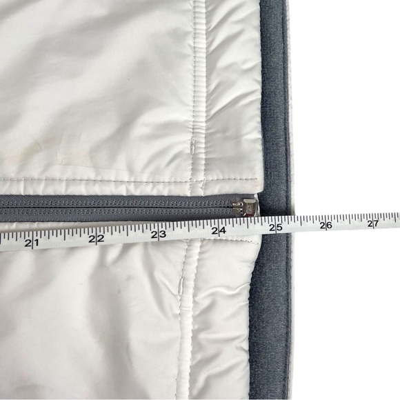 The North Face women’s size XL grey white puffer zip up outdoor jacket - Picture 3 of 12